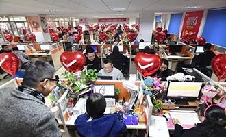 申請(qǐng)入駐 良品鋪?zhàn)訂T工雙11前夜大聚餐：龍蝦吃起，零食管夠